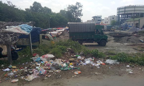 தாரமங்கலம் வாரசந்தையில் குவியும் கோழி கழிவுகளால் தொற்று நோய் பரவும் அபாயம்