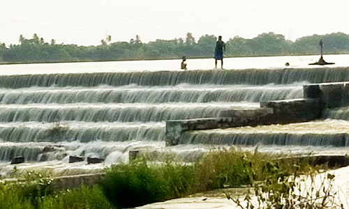 மகேந்திரவாடி ஏரி நிரம்பி வழிகிறது