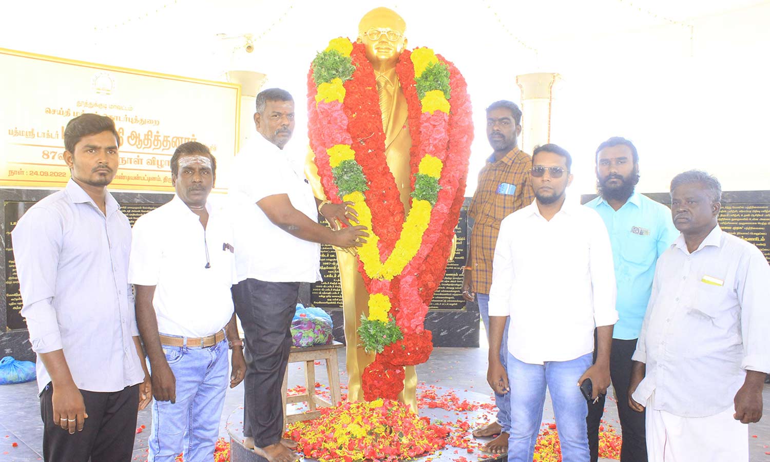 87-வது பிறந்தநாள் கொண்டாட்டம்: டாக்டர் பா.சிவந்தி ஆதித்தனார் சிலைக்கு அரசு சார்பில் மாலை அணிவிப்பு