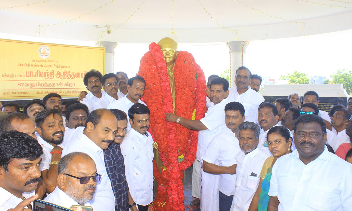 87-வது பிறந்தநாள் கொண்டாட்டம்: டாக்டர் பா.சிவந்தி ஆதித்தனார் சிலைக்கு அரசு சார்பில் மாலை அணிவிப்பு