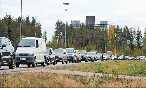 அண்டை நாடுகளுக்கு தப்பி ஓடும் ரஷிய ஆண்கள்: சாலை மார்க்கமாக வெளியேறுகின்றனர்