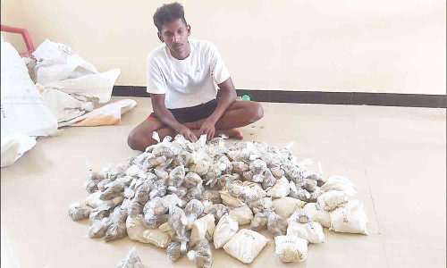 10 ரூபாய் நாணயங்களை சேகரித்து ரூ.3½ லட்சம் மதிப்பிலான மோட்டார் சைக்கிள் வாங்கிய மாணவர்