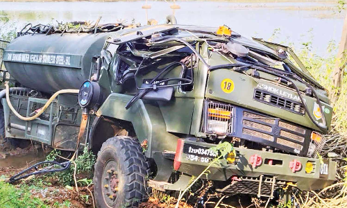 ராணுவ வாகனம் ஏரியில் கவிழ்ந்து விபத்து- 2 வீரர்கள் காயம்