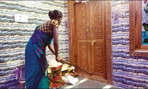 மயிலாடுதுறையில் கடப்பாரையால் கதவை உடைத்து கணவர் வீட்டில் குடியேறிய பெண்