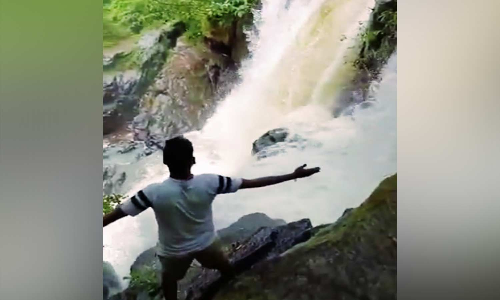 புல்லாவெளி அருவிக்கு வனத்துறை தடையை மீறி செல்லும் சுற்றுலா பயணிகள்