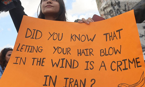 ஹிஜாப்புக்கு எதிரான போராட்டம் தீவிரம்- ஈரான் தலைவர்கள் சிலைகளுக்கு தீ வைப்பு