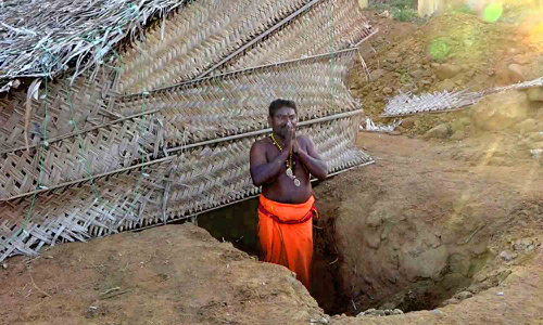 குலசை தசரா திருவிழா: சுடுகாட்டில் 6 அடி குழி தோண்டி குழிக்குள் விரதம் இருக்கும் பக்தர்