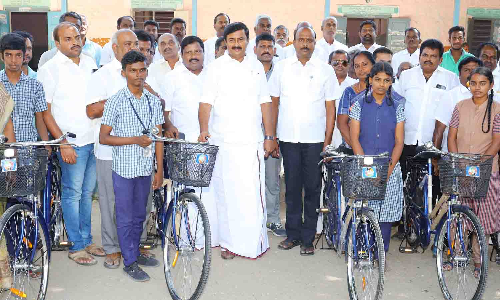 பொங்கலூர் ஒன்றிய அரசு பள்ளி மாணவர்களுக்கு இலவச சைக்கிள்
