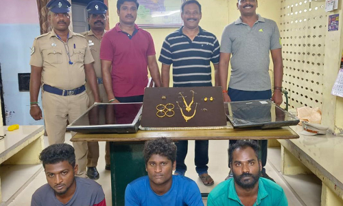 விழுப்புரம் அருகே வீடு புகுந்து  திருடிய 3 பேர் கைது:16 பவுன் நகைகள் மீட்பு