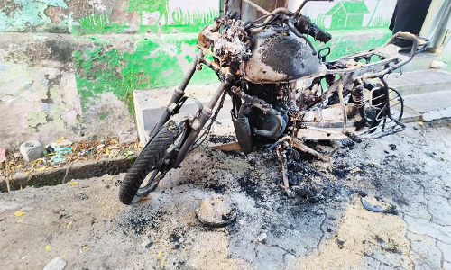 தி.மு.க. கவுன்சிலர் மோட்டார் சைக்கிள் தீ வைத்து எரிப்பு