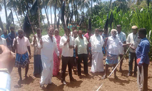 தருமபுரிக்கு தென்பெண்ணை ஆற்றில் இருந்து   கால்வாய் மூலம் தண்ணீர் எடுத்து செல்ல எதிர்ப்பு    -சூளகிரி அருகே கருப்பு கொடி ஏந்தி போராட்டம்