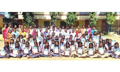 கெலமங்கலம் அரசு மகளிர் உயர் நிலைப்பள்ளியில்   தடகளப் போட்டியில் சாதனை படைத்த மாணவிகளுக்கு பாராட்டு விழா