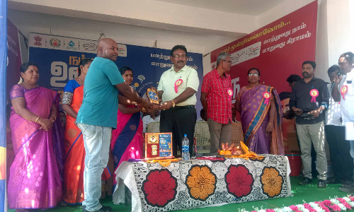 சிதம்பரபுரம் ஊராட்சியில் குப்பைகளை சேகரிக்க பொதுமக்களுக்கு கூடைகள் - திட்ட அலுவலர் வழங்கினார்