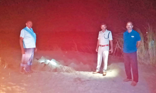 பிலிக்கல்பாளையம் காவிரி ஆற்றில் மணல் திருட்டு  போலீஸ் டி.எஸ்.பி. எச்சரிக்கை