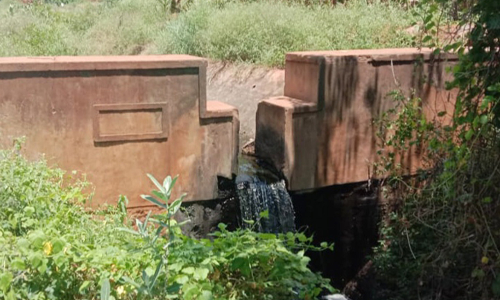 மதகுகள் வழியாக திறந்து விடப்பட்டு வீணாக ஓடையில் கலக்கும் தண்ணீர்