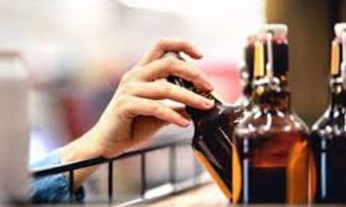 திருச்சி அருகே லாரி தார்ப்பாயை கிழித்து ரூ. 2 லட்சம் மதிப்புள்ள மது பாட்டில்கள் கொள்ளை