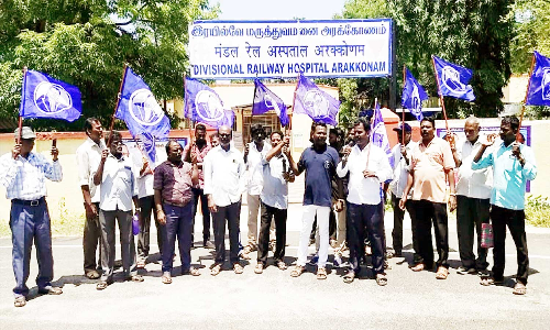 அரக்கோணம் ெரயில்வே மருத்துவமனையின் சீர்கேட்டை கண்டித்து ஆர்ப்பாட்டம்