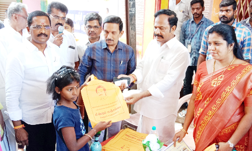 பொது மக்களுக்கு கார்த்திகேயன் எம்.எல்.ஏ. மஞ்சப்பை வழங்கினார்