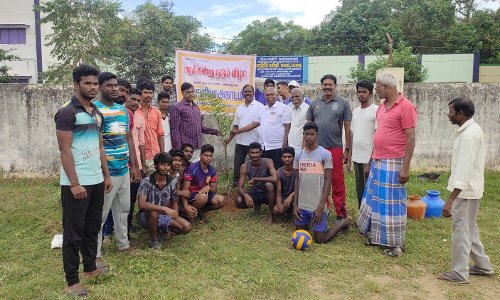 விளையாட்டு அரங்கில் மரக்கன்று நடும் விழா