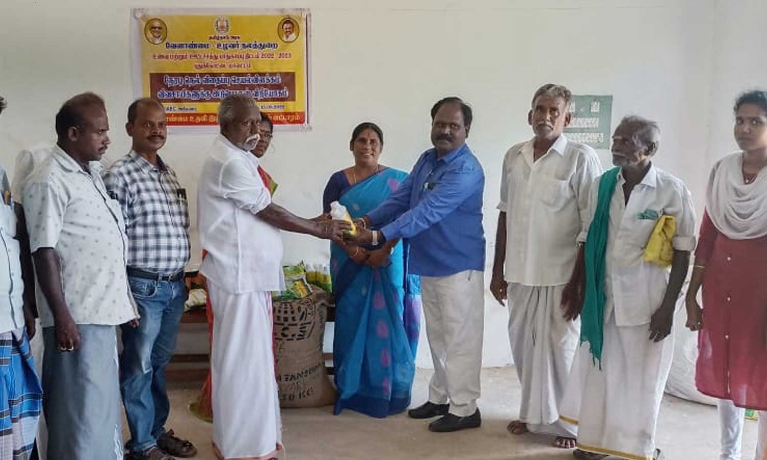 புதுக்கோட்டை மாவட்டத்தில் விவசாயிகளின் நேரடி நெல் விதைப்பு பணிகள் புதுக்கோட்டை மாவட்டத்தில் விவசாயிகளின் நேரடி நெல் விதைப்பு பணிகள்