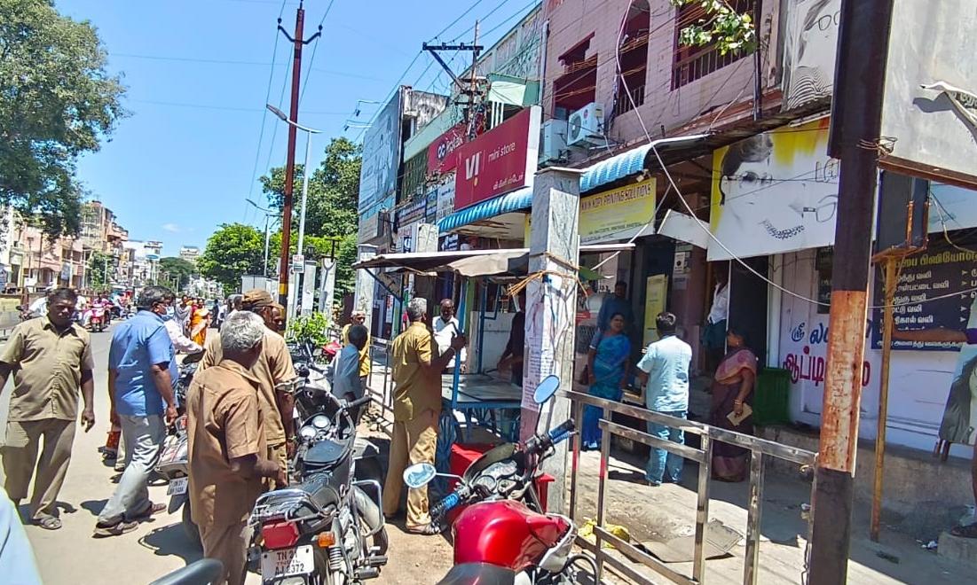 காஞ்சிபுரம் கச்சபேஸ்வரர் கோவில் நடைபாதை ஆக்கிரமிப்புகள் அகற்றம் காஞ்சிபுரம் கச்சபேஸ்வரர் கோவில் நடைபாதை ஆக்கிரமிப்புகள் அகற்றம்