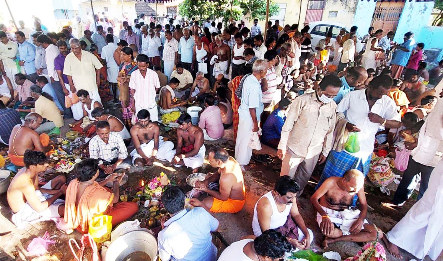 திருவண்ணாமலை அய்யங்குளக்கரையில் தர்ப்பணம் செய்து வழிபாடு திருவண்ணாமலை அய்யங்குளக்கரையில் தர்ப்பணம் செய்து வழிபாடு