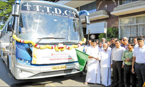 புரட்டாசியில் பெருமாள் கோவில் ஆன்மிக சுற்றுலா: அமைச்சர்கள்  தொடங்கி வைத்தனர்