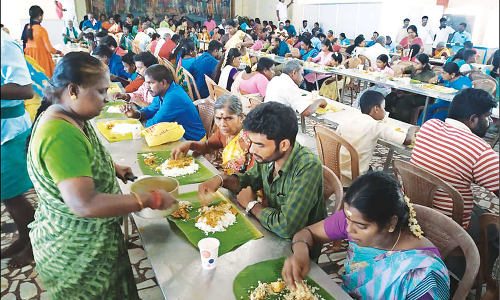 திருநள்ளாறு சனீஸ்வரர் கோவிலில் 3 ஆண்டுகளுக்கு பிறகு வாழை இலையில் அன்னதானம்