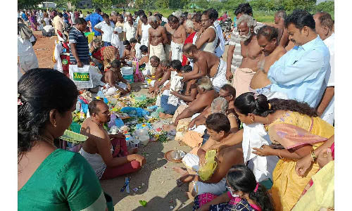 புதுவை கடற்கரையில் முன்னோர்களுக்கு தர்ப்பணம்