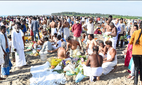 இன்று மகாளய அமாவாசை  கடலூர் கடற்கரை, ஆறுகளில் முன்னோர்களுக்கு தர்ப்பணம்