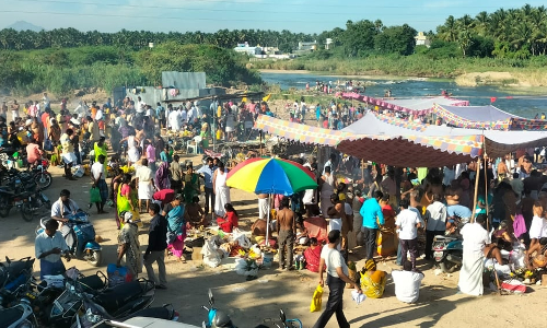 மகாளய அமாவாசை: முன்னோர்களுக்கு தர்ப்பணம் கொடுக்க ஒகேனக்கல், இருமத்தூர் காவிரி ஆற்றின் கரையோரம் குவிந்த மக்கள்