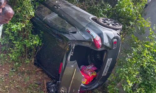 கட்டுப்பாட்டை இழந்து தலைகீழாக கவிழ்ந்த கார்