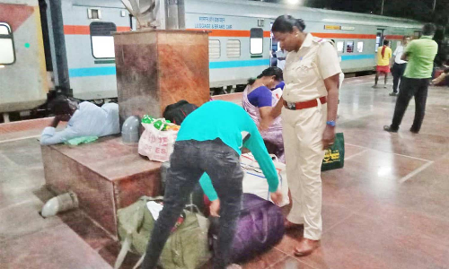 பெட்ரோல் குண்டு வீச்சு எதிரொலி திண்டுக்கல் ரெயில் நிலையத்தில் போலீசார் அதிரடி சோதனை