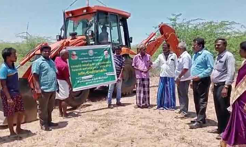 ஓட்டப்பிடாரம் அருகே  தரிசு நிலங்களை மேம்படுத்தும் பணி