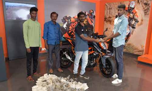 புதிய மோட்டார் சைக்கிள் வாங்க 3 லட்சத்து   56 ஆயிரம் ரூபாய்க்கு பத்து ரூபாய் நாணயங்கள்