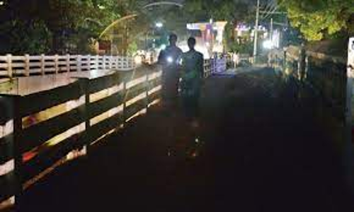 கரூர் மாரிக்கவுண்டன்பாளையம் ரெயில்வே பாலத்தில்  மின் விளக்குகள் அமைக்கப்படுமா - பொது மக்கள் எதிர்பார்ப்பு