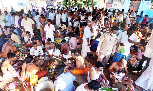 திருவண்ணாமலை அய்யங்குளக்கரையில் தர்ப்பணம் செய்து வழிபாடு