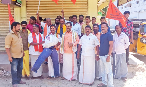 நெல்லையில் ஆ.ராசா உருவபொம்மையை எரிக்க முயன்ற இந்து மக்கள் கட்சியினர்