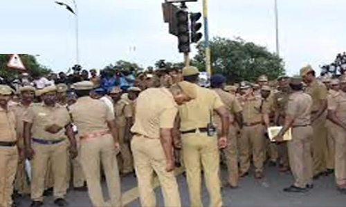 வேலூரில் இருந்து 30 போலீசார் கோவை விரைந்தனர்