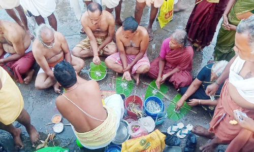 கன்னியாகுமரி கடலில் திரளான பக்தர்கள் புனித நீராடினார்கள்