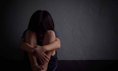 வகுப்பறையில் மாணவியின் சீருடையை கழற்ற வைத்த ஆசிரியர் சஸ்பெண்ட்