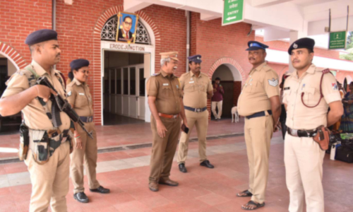 பெட்ரோல் குண்டுவீச்சு சம்பவம் எதிரொலி- ஈரோடு ரெயில் நிலையத்தில் துப்பாக்கி ஏந்திய போலீஸ் பாதுகாப்பு