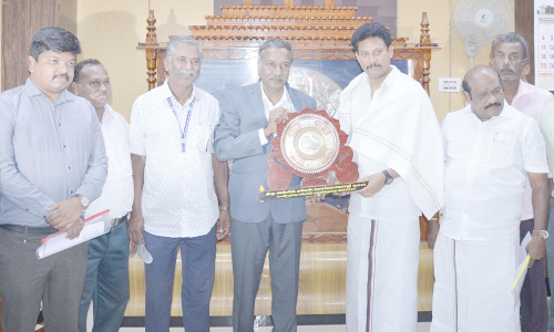 அமைச்சர் அன்பில் மகேஸ் பொய்யாமொழிக்கு நினைவு பரிசு