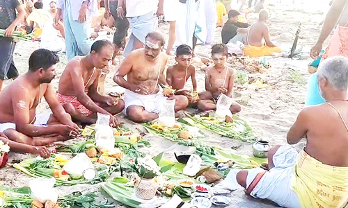 காவிரி சங்கமத்தில் முன்னோர்களுக்கு தர்ப்பணம்