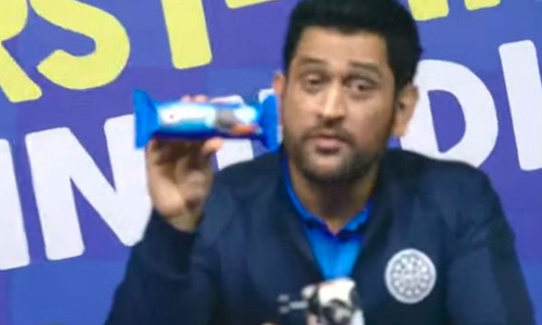 இதற்குத்தானா இவ்வளவு பில்டப்..? சமூக வலைத்தளத்தில் டோனி வெளியிட்ட அறிவிப்பு இதுதான்