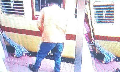 ரெயிலுக்கும், பிளாட்பாரத்திற்கும் இடையில் சிக்கிய வாலிபர்- சம்மட்டியால் பிளாட்பாரத்தை உடைத்து மீட்பு
