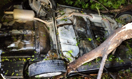 தடுப்பு கட்டையில் மோதி 20 அடி பள்ளத்தில் கார் கவிழ்ந்து 3 பேர் பலி