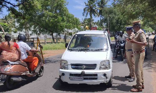 பெட்ரோல் குண்டு தாக்குதல் எதிரொலி, உடுமலை - மூணாறு சாலையில் புதிய சோதனைச்சாவடி  அமைப்பு