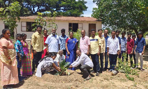 உடுமலை ஜல்லிப்பட்டி அரசு பள்ளியில் முன்னாள் மாணவர்கள் சந்திப்பு விழா