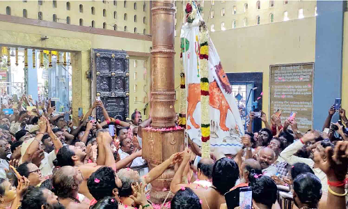 குலசேகரன்பட்டினம் தசரா பெருந்திருவிழா கொடியேற்றத்துடன் தொடங்கியது